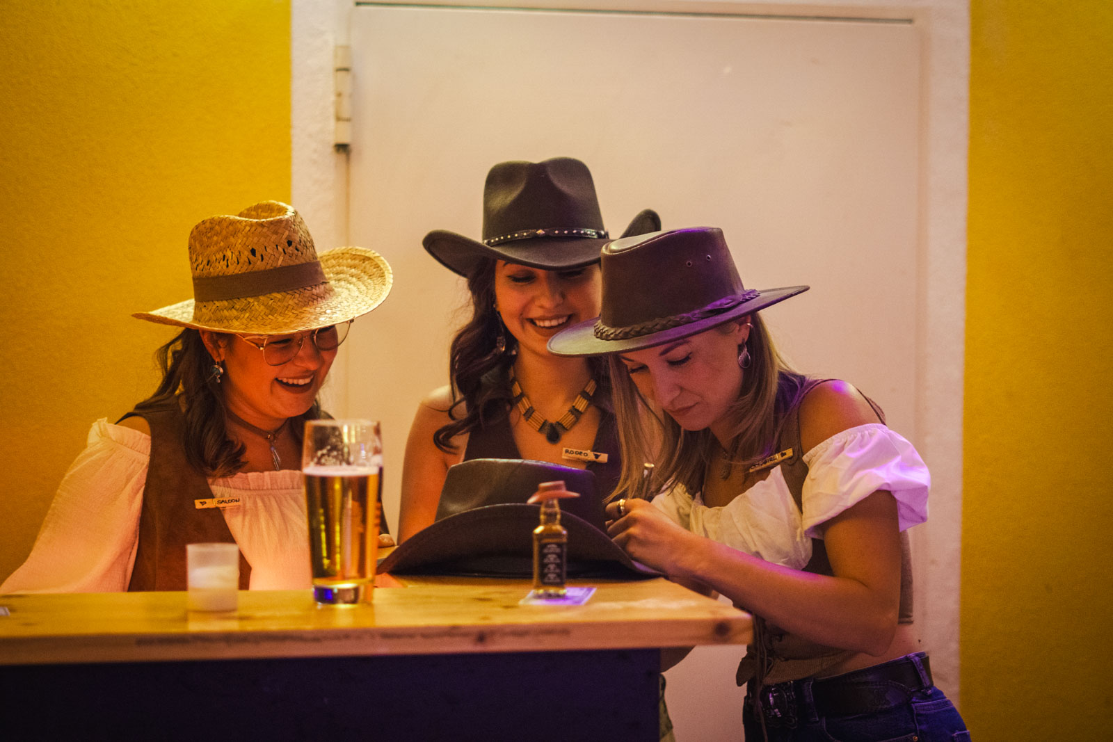 Eventstimmung mit Menschen und Licht
